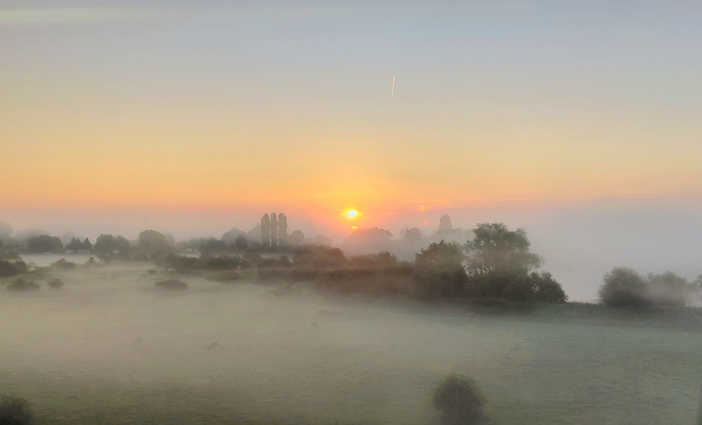 Mistige zonsopkomst begin oktober, weerfoto door Ronald Morsink (oktober 2026)