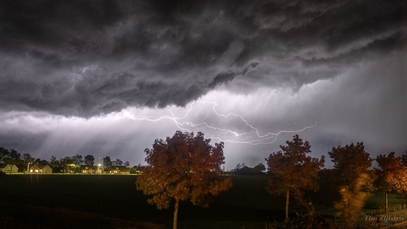Stevige buien met hagel en onweer in het noorden, weerfoto door Tim Zijlstra